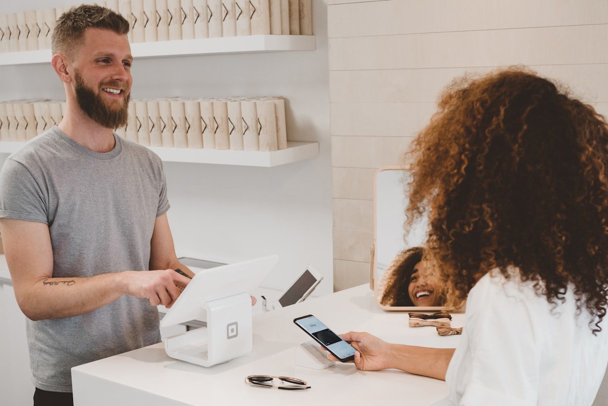 客服耳機場景:Klarna 用 AI 取代 700 個客服的真實故事
