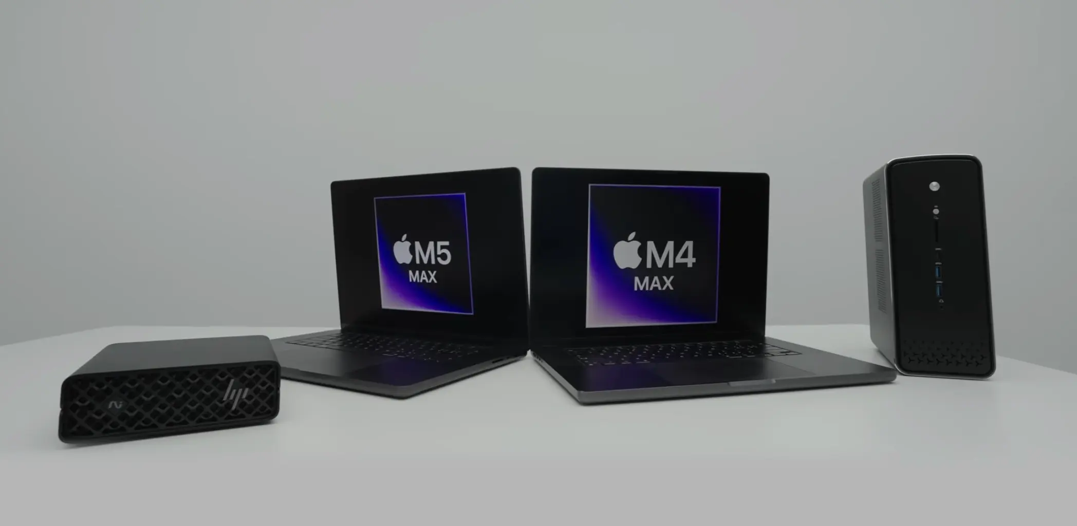 Apple M5 Max 和 M4 Max MacBook Pro 與 HP、mini PC 並排比較，展示 AI PC 本地端硬體選擇
