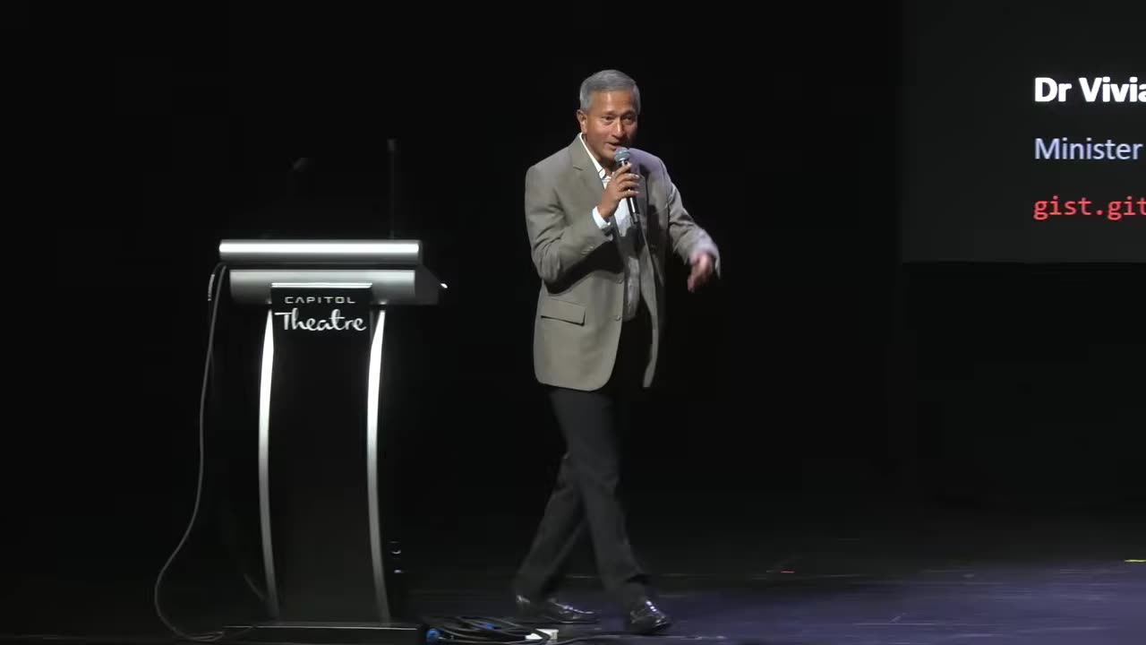 新加坡外交部長 Vivian Balakrishnan 在 AI Engineer Singapore 2026 大會 Capitol Theatre 舞台上演講,介紹他用 NanoClaw 打造的個人 AI 第二大腦