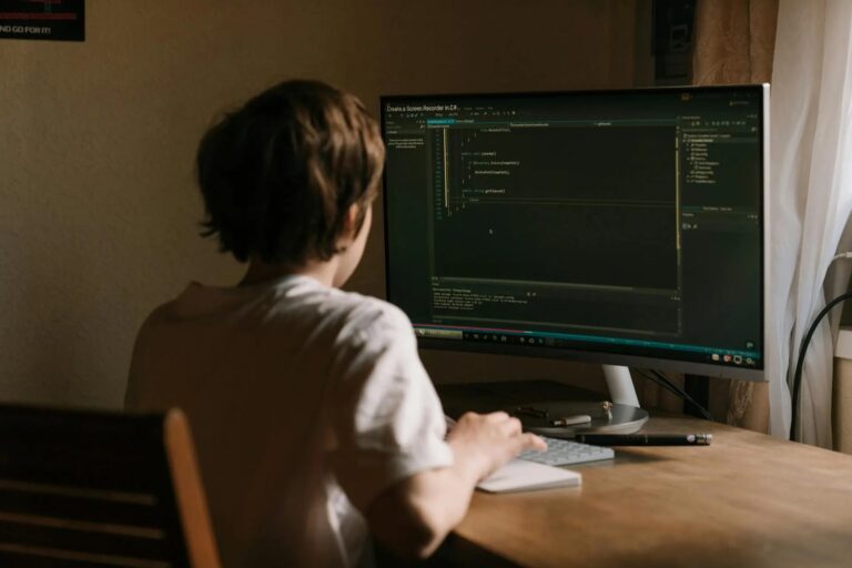 Vibe Coding 是什麼？AI 自動化浪潮，軟體工程師會失業嗎？