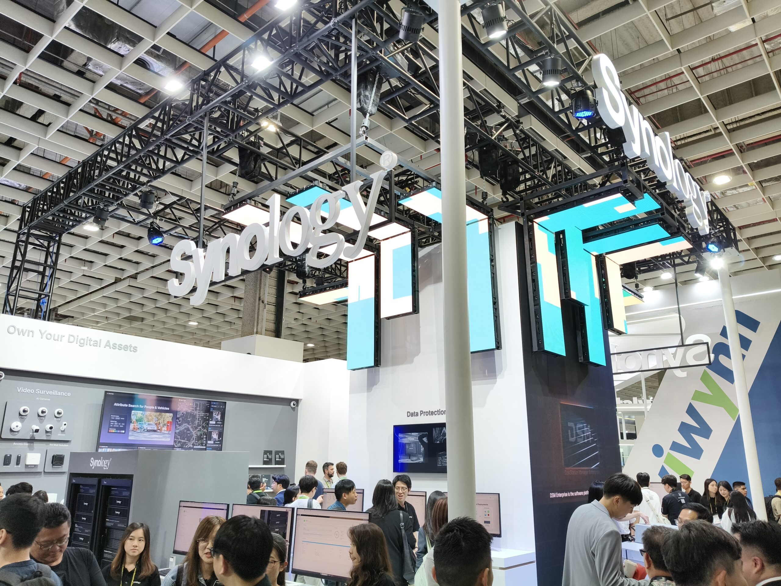 COMPUTEX 2026 群暉 Synology 展位設計，南港展覽館一館一樓現場 1