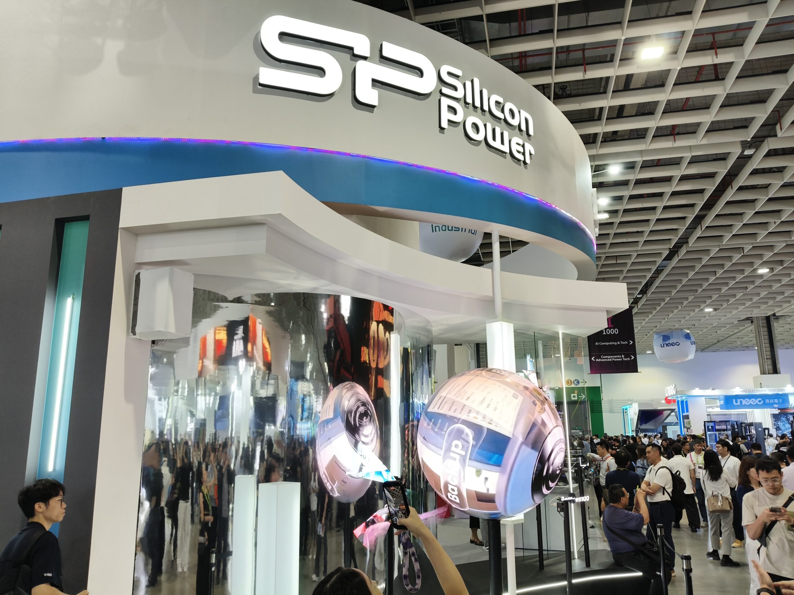 COMPUTEX 2026 廣穎 Silicon Power 展位設計，南港展覽館一館一樓現場 1