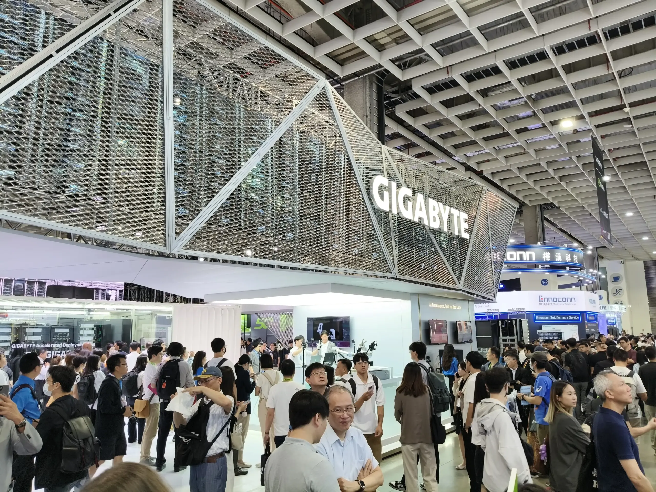 COMPUTEX 2026 技嘉 GIGABYTE 展位設計，南港展覽館一館一樓現場 1