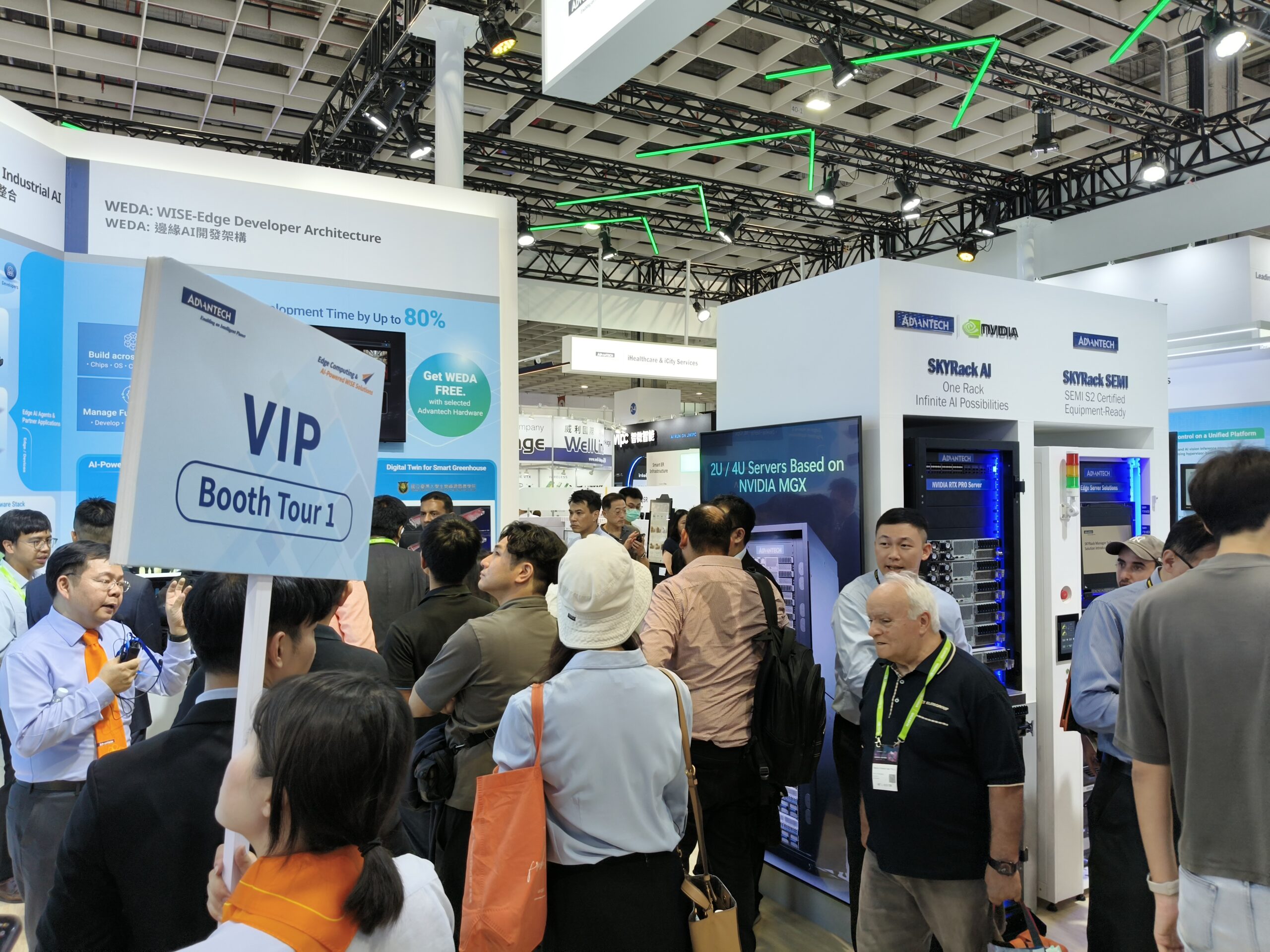 COMPUTEX 2026 研華 ADVANTECH 展位設計，南港展覽館一館一樓現場 2