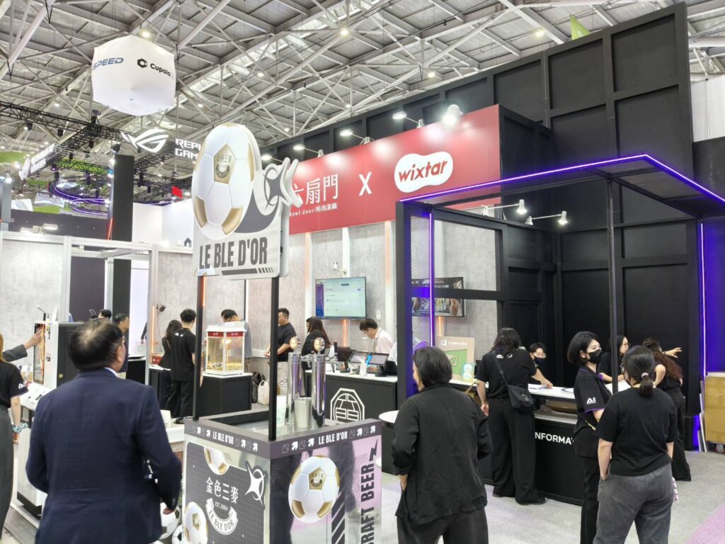 COMPUTEX 2026 展位設計，佳世達 BenQ 攤位主題樂園氛圍與紫色霓虹門框