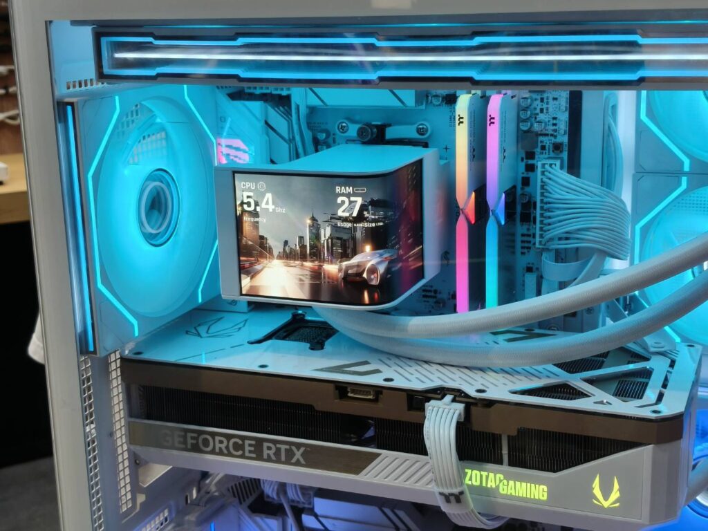 COMPUTEX 2026 展位設計，曜越 Thermaltake 攤位裸式散熱結構與 RGB 燈效展示