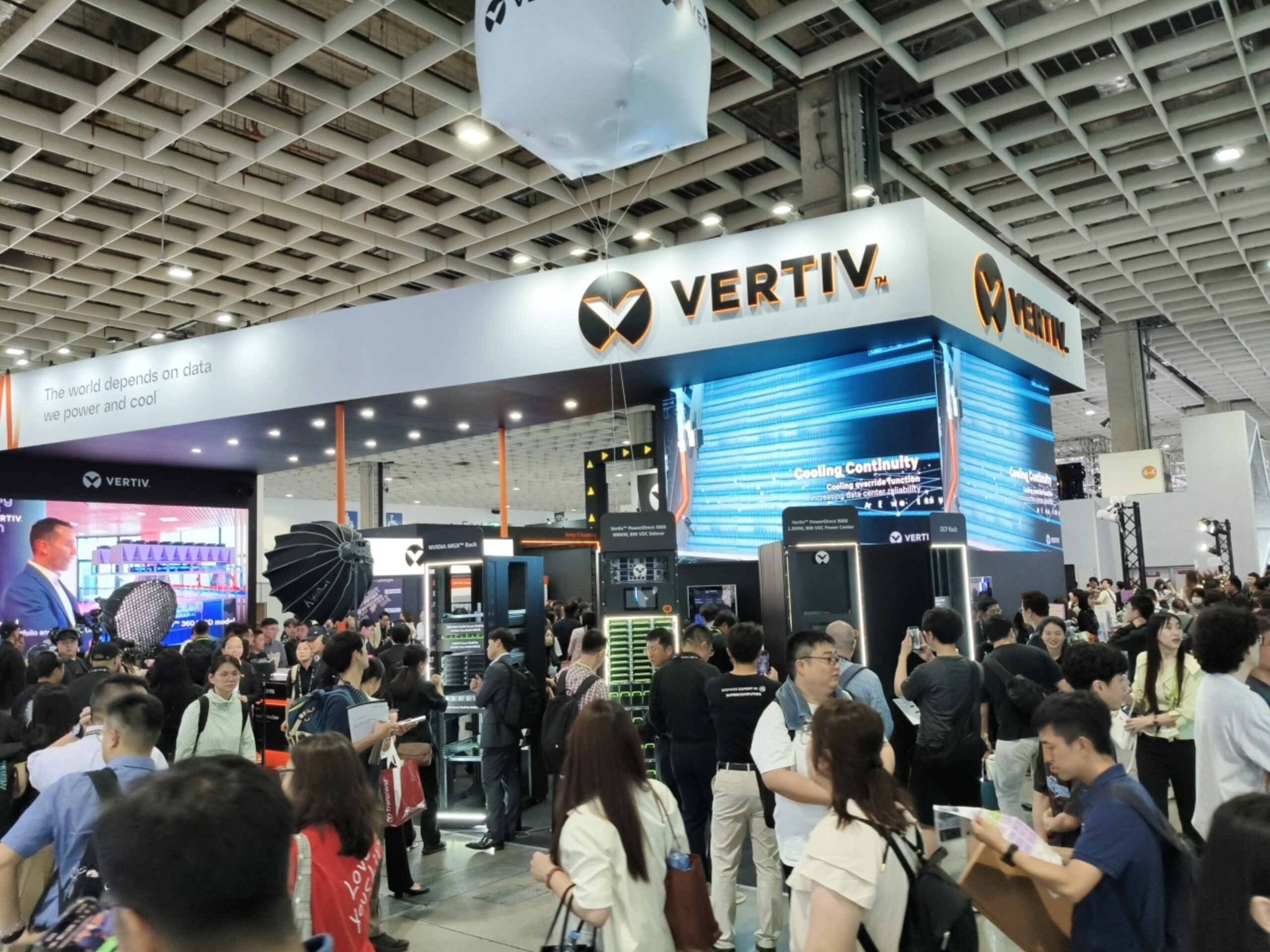 COMPUTEX 2026 維諦 Vertiv 展位設計，南港展覽館一館一樓現場 2