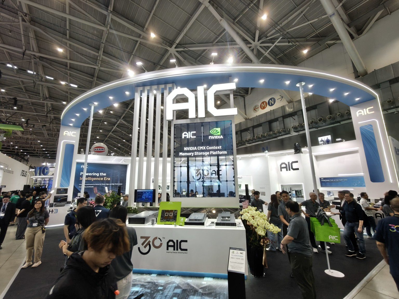 COMPUTEX 2026 展位設計：AIC 30 週年藍白拱形環狀招牌