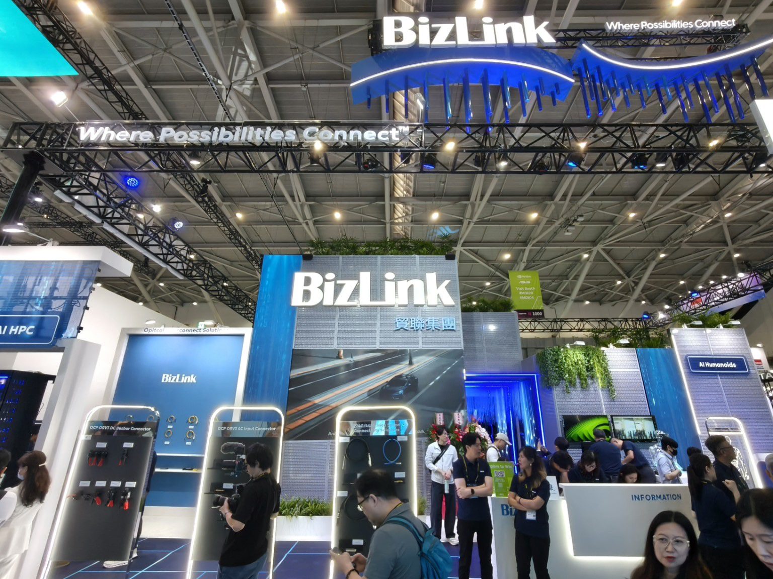 COMPUTEX 2026 展位設計：BizLink 貿聯藍色桁架招牌與連接器產品牆
