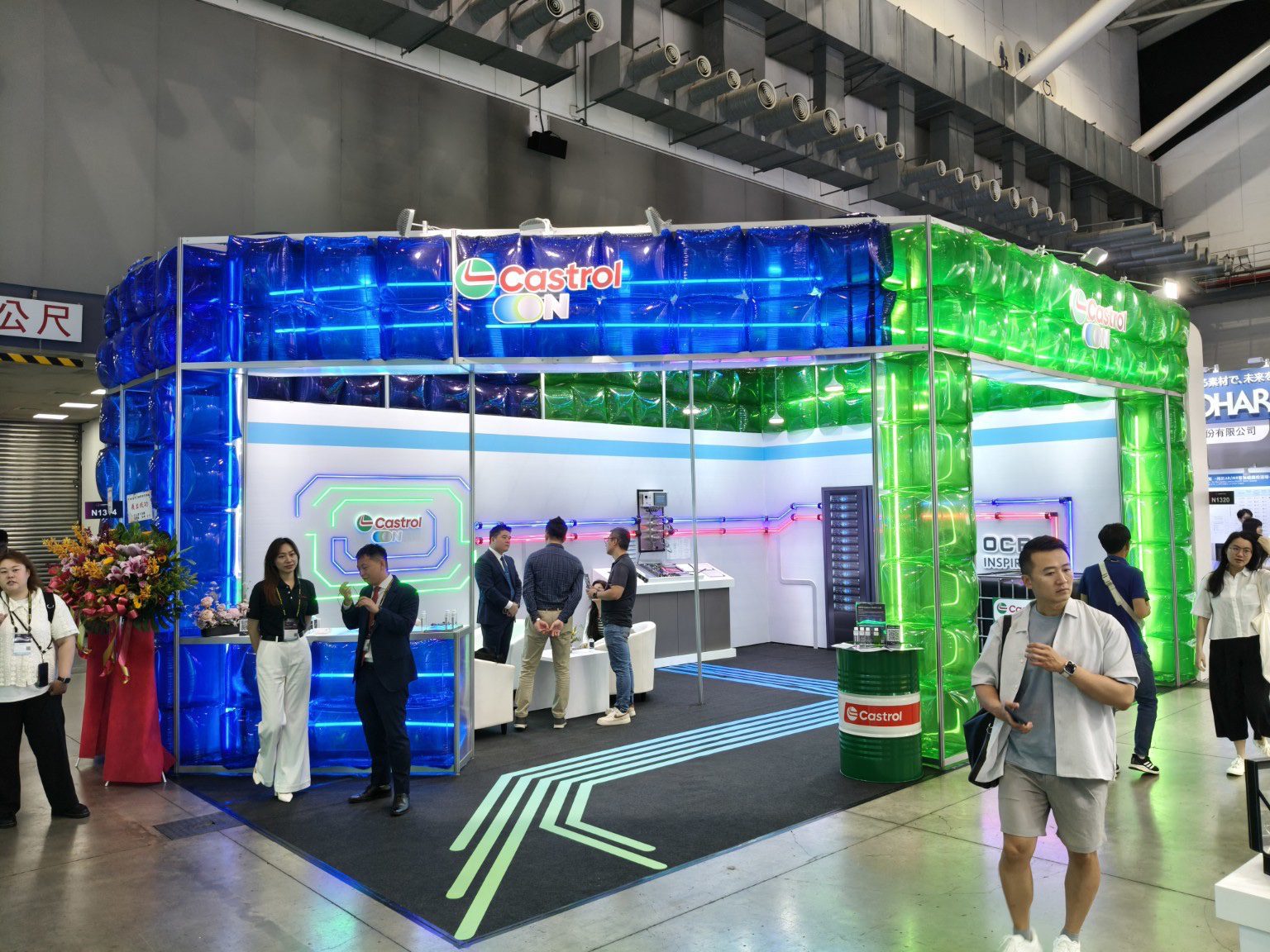 COMPUTEX 2026 展位設計：Castrol ON 嘉實多藍綠氣墊充氣外牆