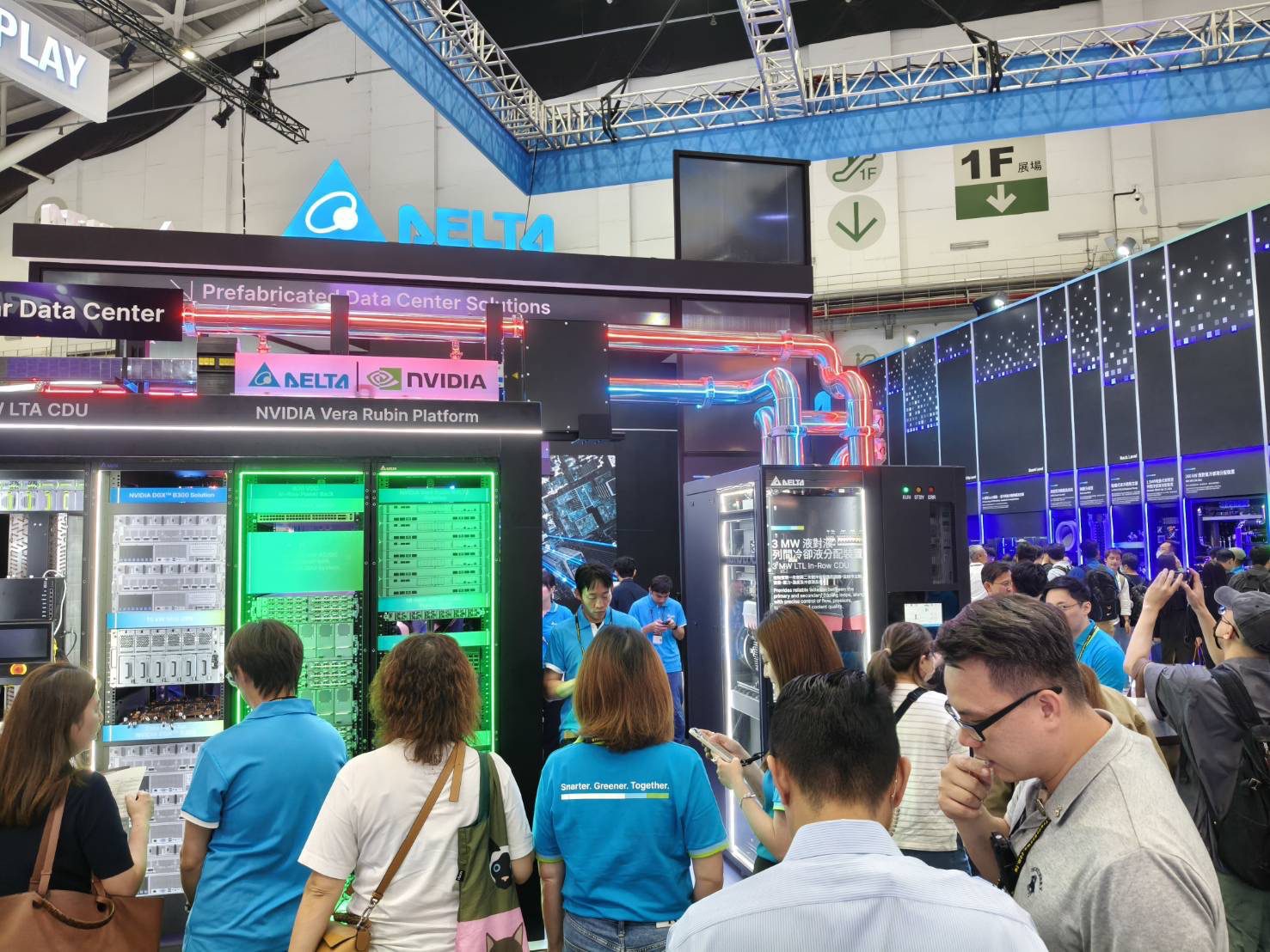 COMPUTEX 2026 台達電 Delta 展位設計，NVIDIA Vera Rubin 平台與 3MW 等級液冷方案紅藍管路展示