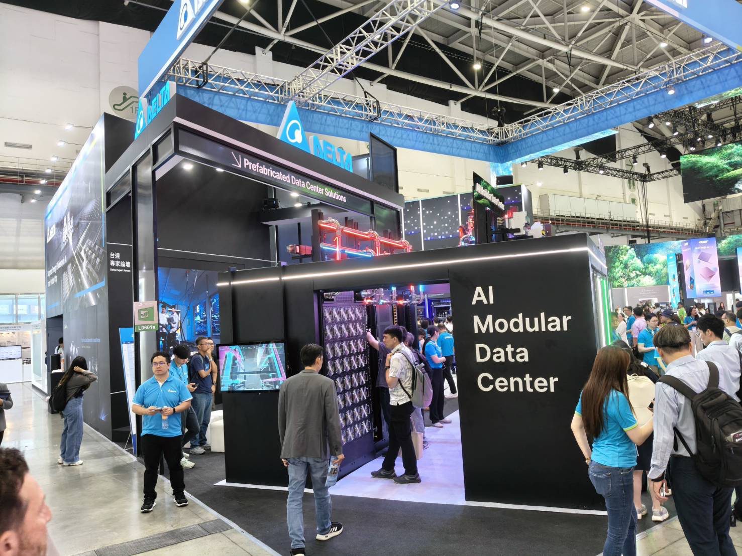 COMPUTEX 2026 台達電 Delta 展位設計，AI Modular Data Center 模組化資料中心黑色量體與懸吊 DELTA 招牌