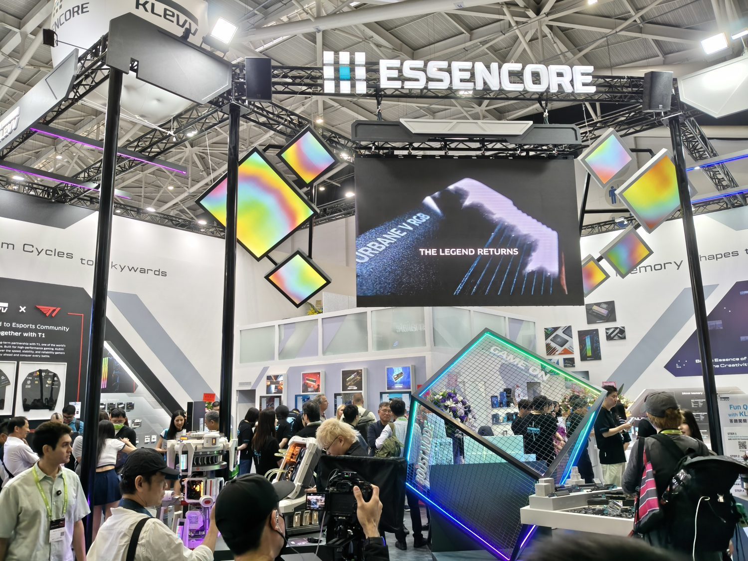 COMPUTEX 2026 ESSENCORE KLEVV 展位設計，南港展覽館一館四樓現場 1