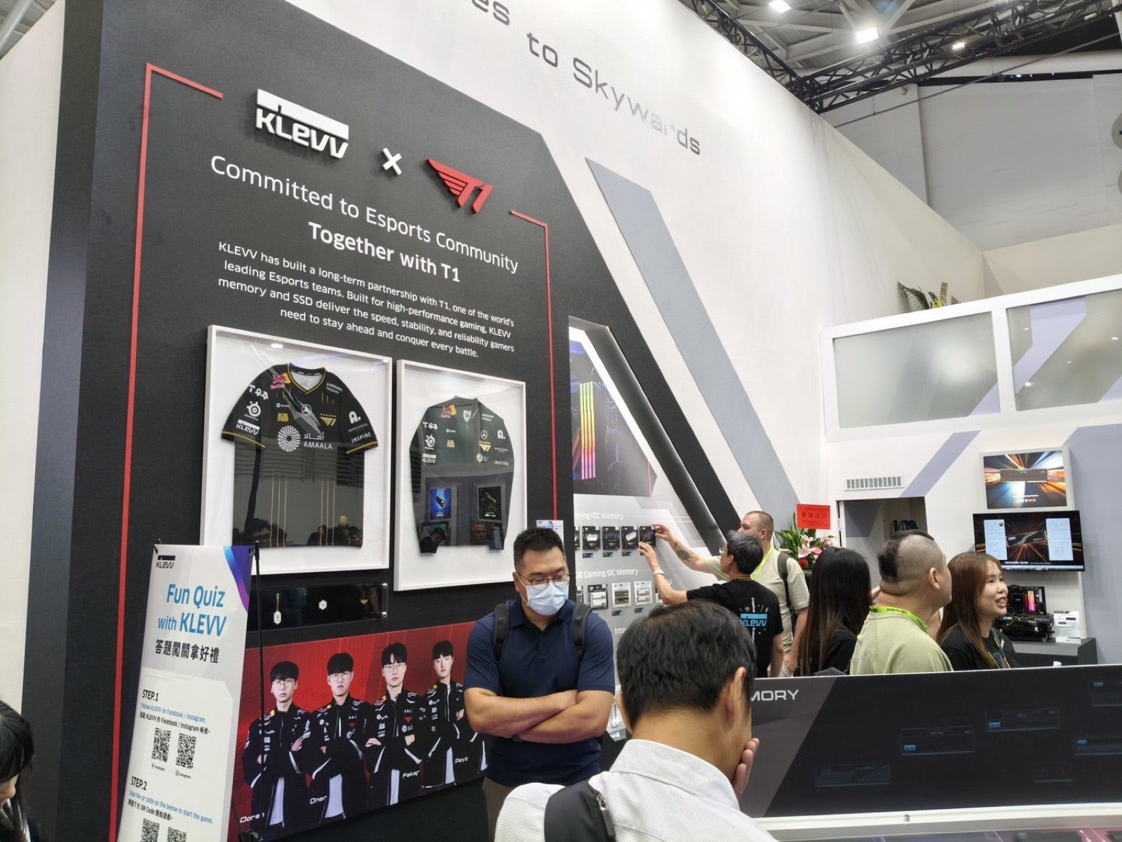 COMPUTEX 2026 ESSENCORE KLEVV 展位設計，KLEVV 與 T1 戰隊五人簽名照，包含 Faker、Oner、Keria 等選手