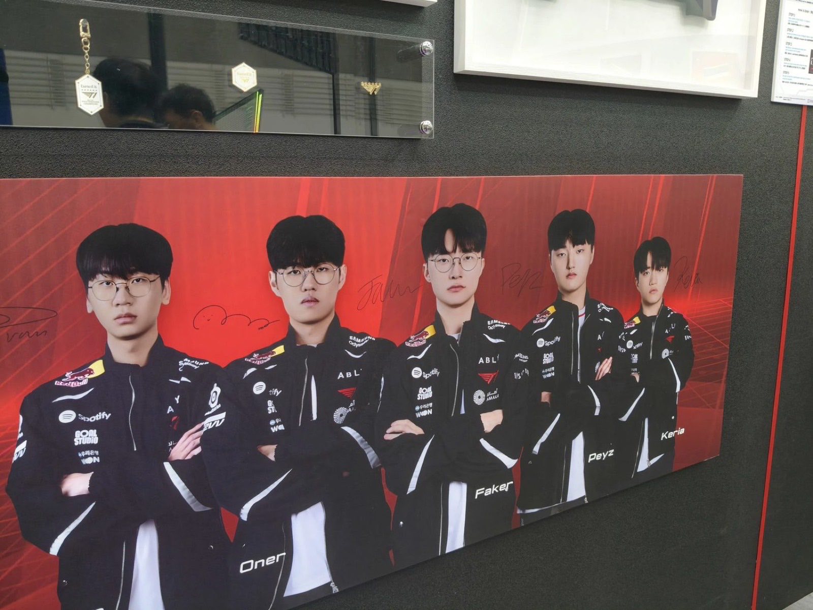 COMPUTEX 2026 ESSENCORE KLEVV 展位設計，KLEVV x T1 簽名球衣裱框特寫