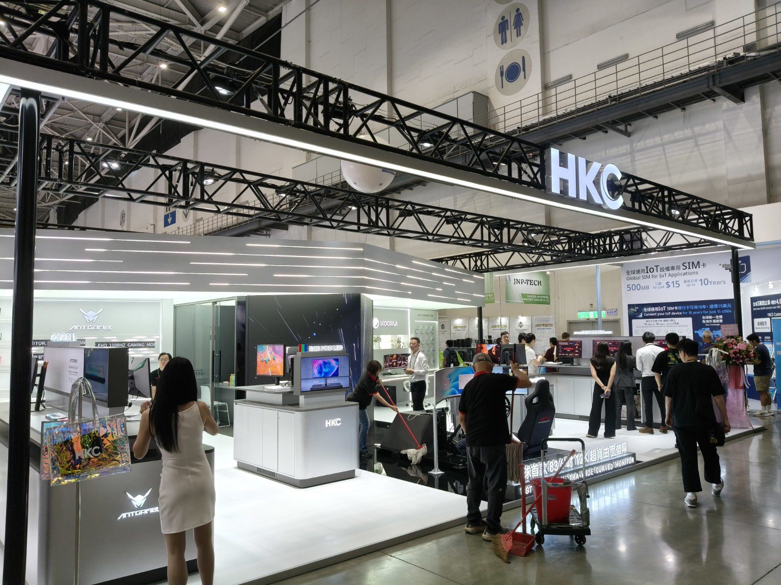 COMPUTEX 2026 展位設計：HKC 黑色桁架與白色螢幕陳列檯