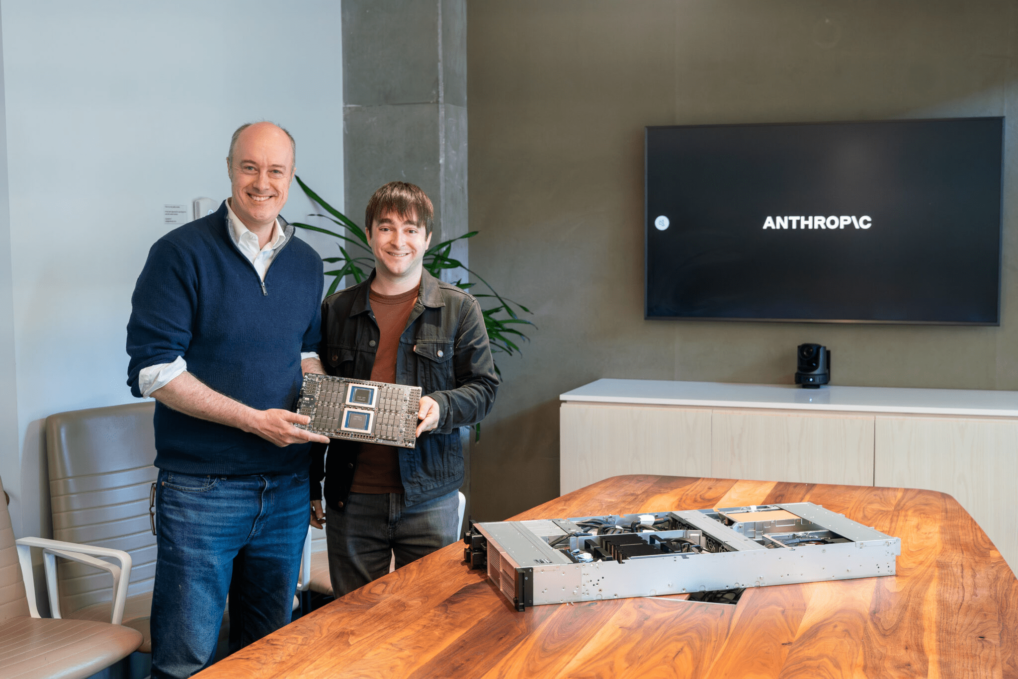 NVIDIA Vera CPU 首批實機親送 Anthropic：兩人手持 Vera CPU 主機板，背景為 Anthropic 螢幕，GTC Taipei 2026