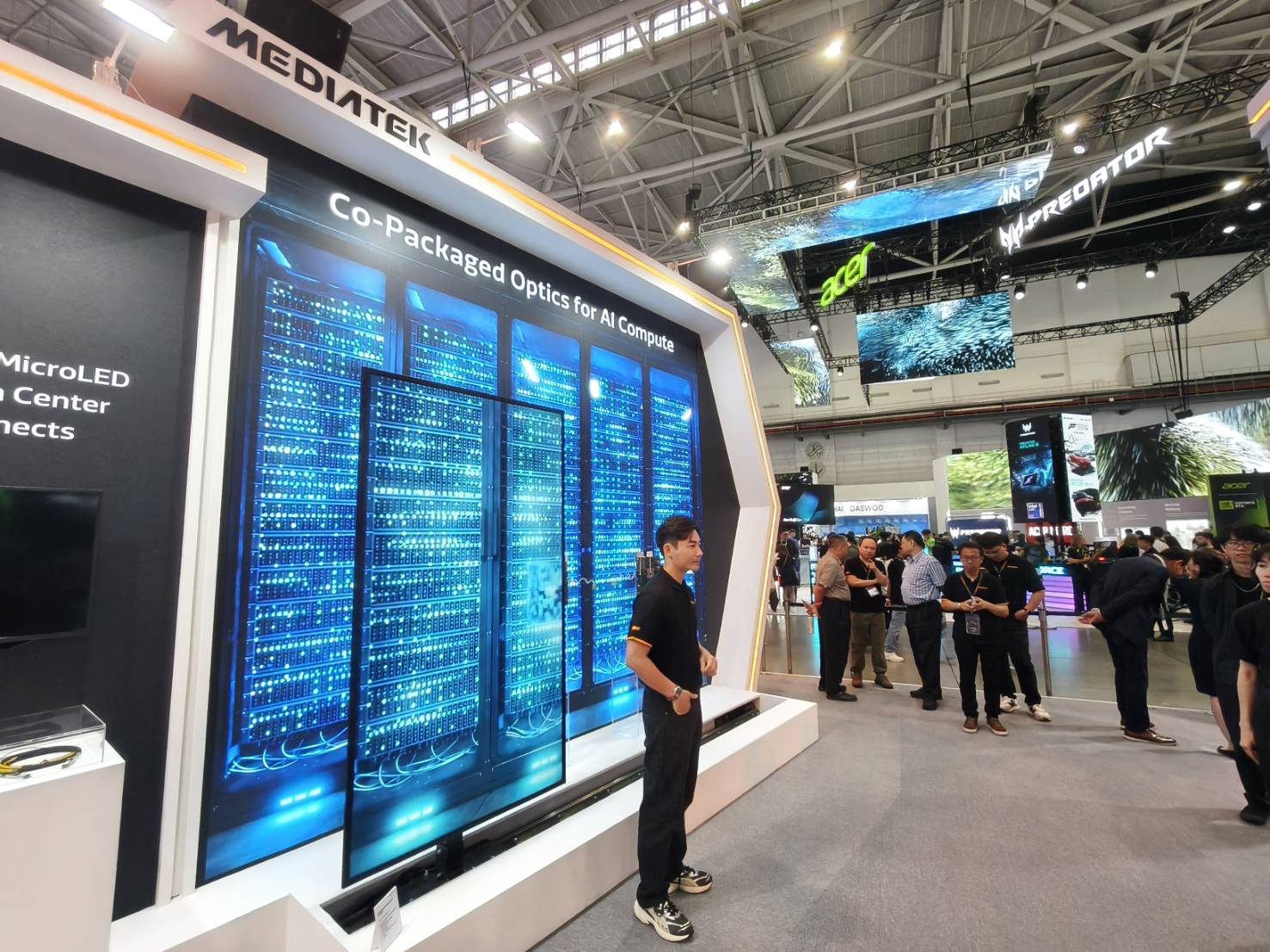 COMPUTEX 2026 聯發科 MediaTek 展位設計，Co-Packaged Optics for AI Compute 與 MicroLED 資料中心互連藍光展示牆