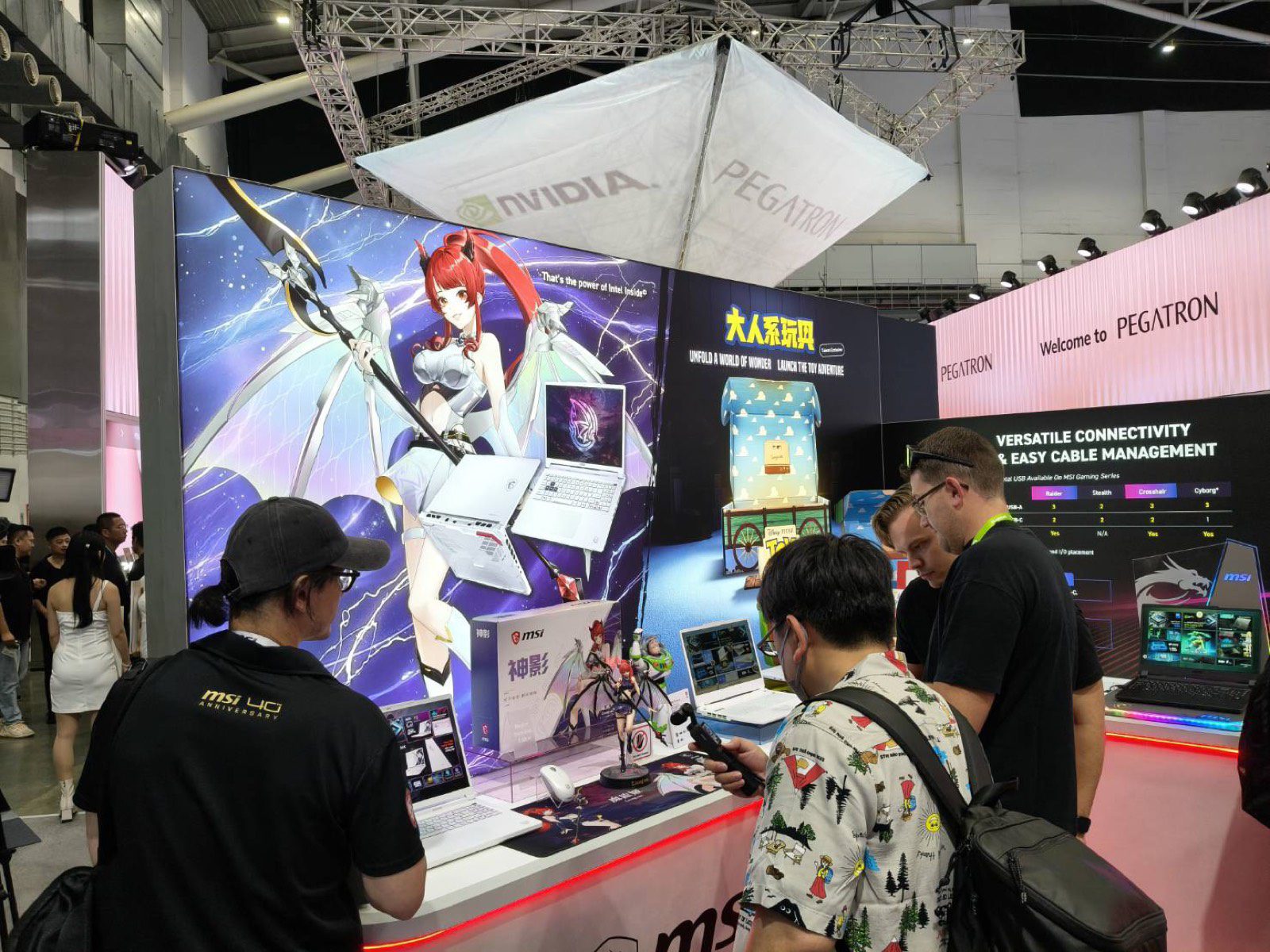 COMPUTEX 2026 微星 MSI 展位設計，神影主題動漫角色 IP 牆與大人系玩具聯名展示