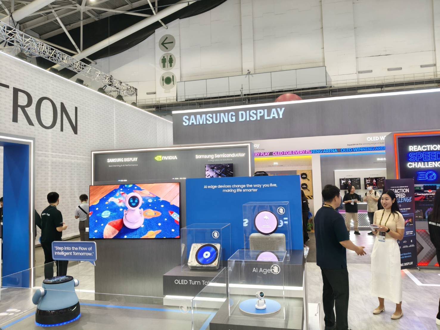 COMPUTEX 2026 Samsung Display 展位設計，OLED 與 AI edge 裝置壓克力展示盒及互動機器人
