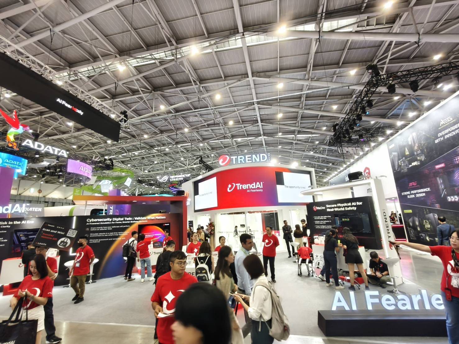 COMPUTEX 2026 趨勢科技 Trend Micro 展位設計，紅色拱形 AI Fearlessly 主題牆與立體地面字