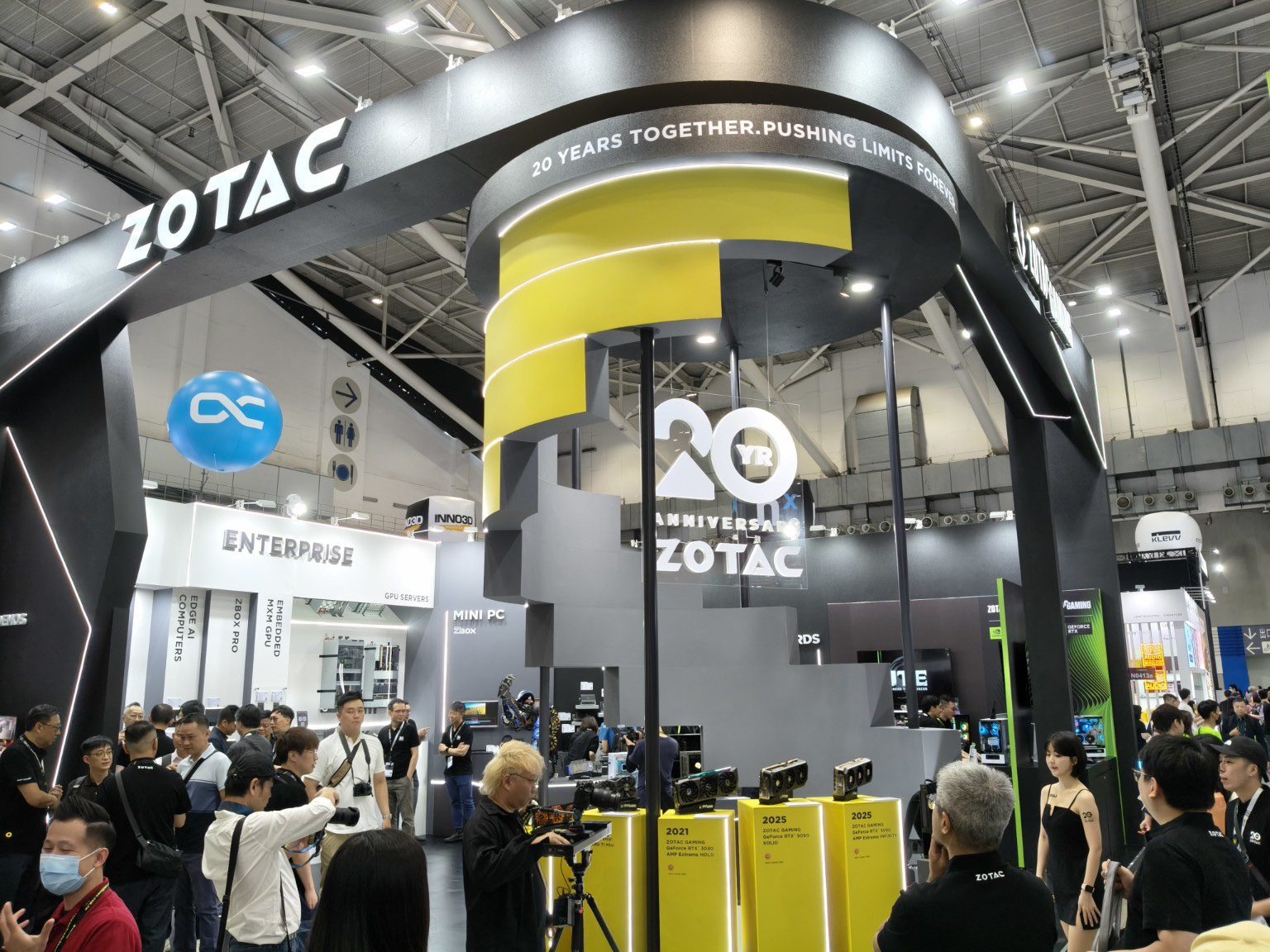COMPUTEX 2026 展位設計：ZOTAC 20 週年黑黃弧形環狀量體
