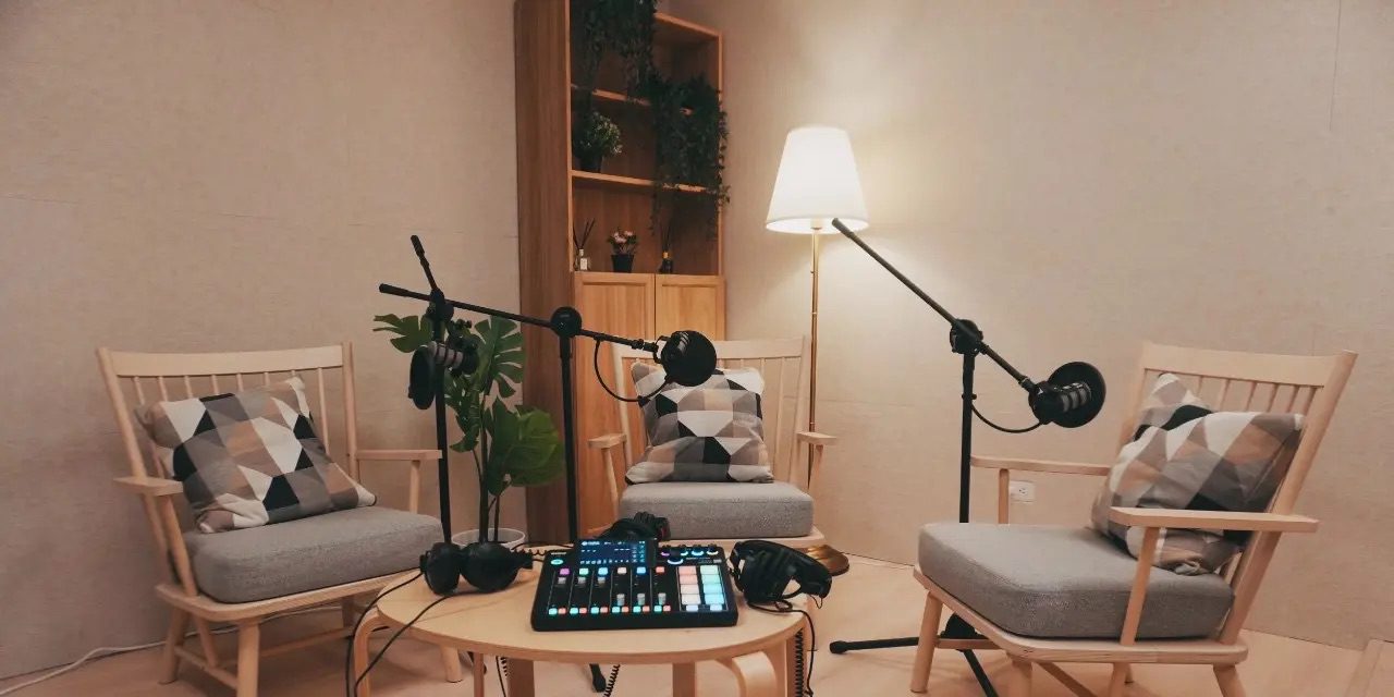 科技翰林院 Podcast 錄音室：三張木質單椅、專業麥克風與混音器