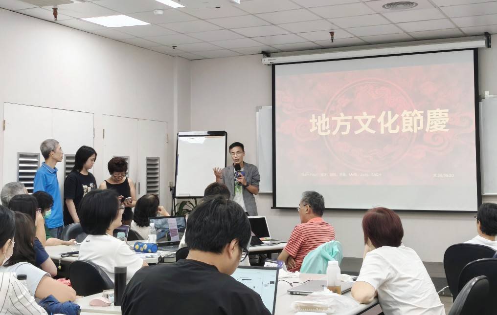 AI 設計工作坊學員與講師討論地方文化節慶企劃
