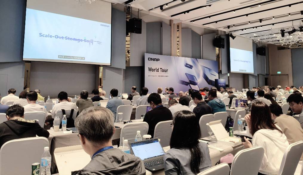 QNAP World Tour 2026 台北場會場,講台投影介紹 Scale-Out Storage Solution