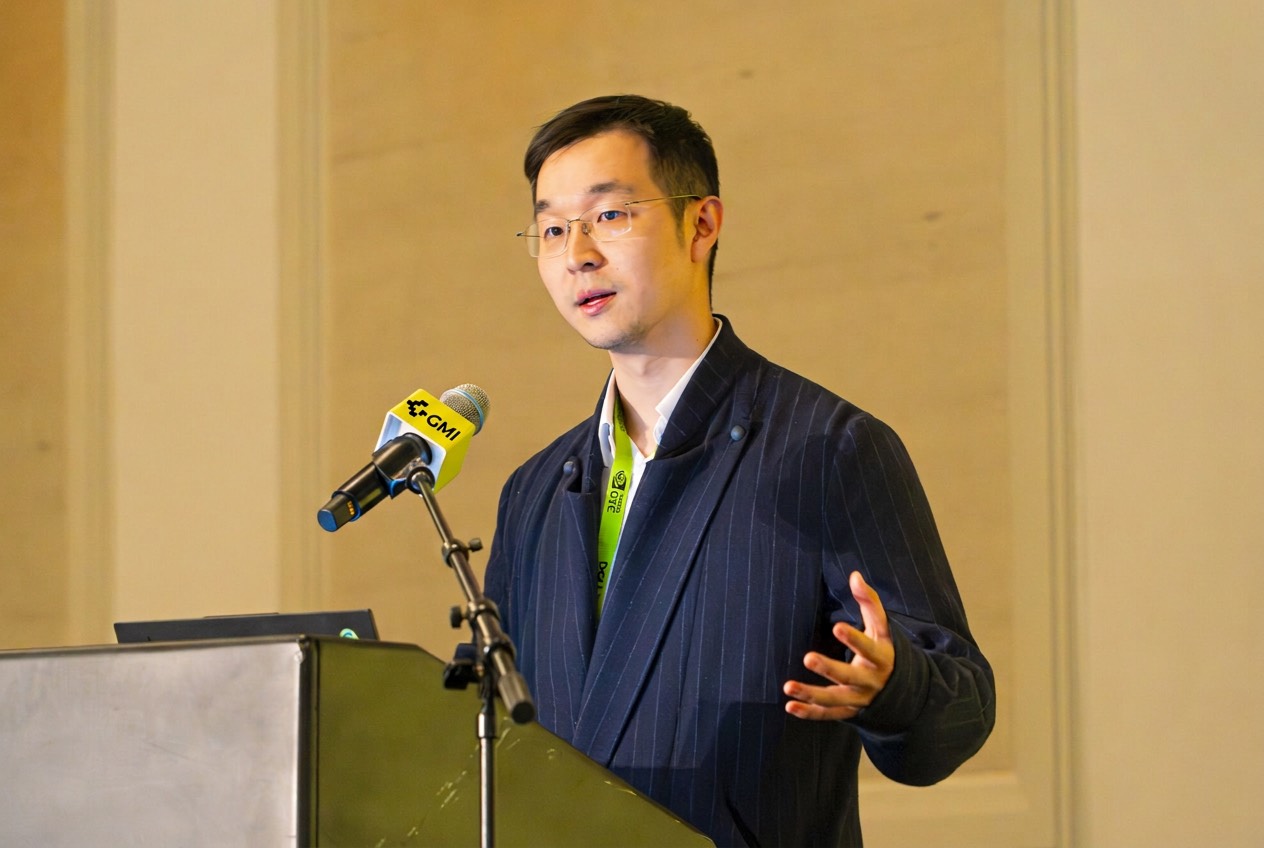 GMI Cloud 創辦人暨執行長 Alex Yeh（葉威延）在 GMI 麥克風前演講